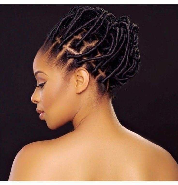 Faux locs en chignon